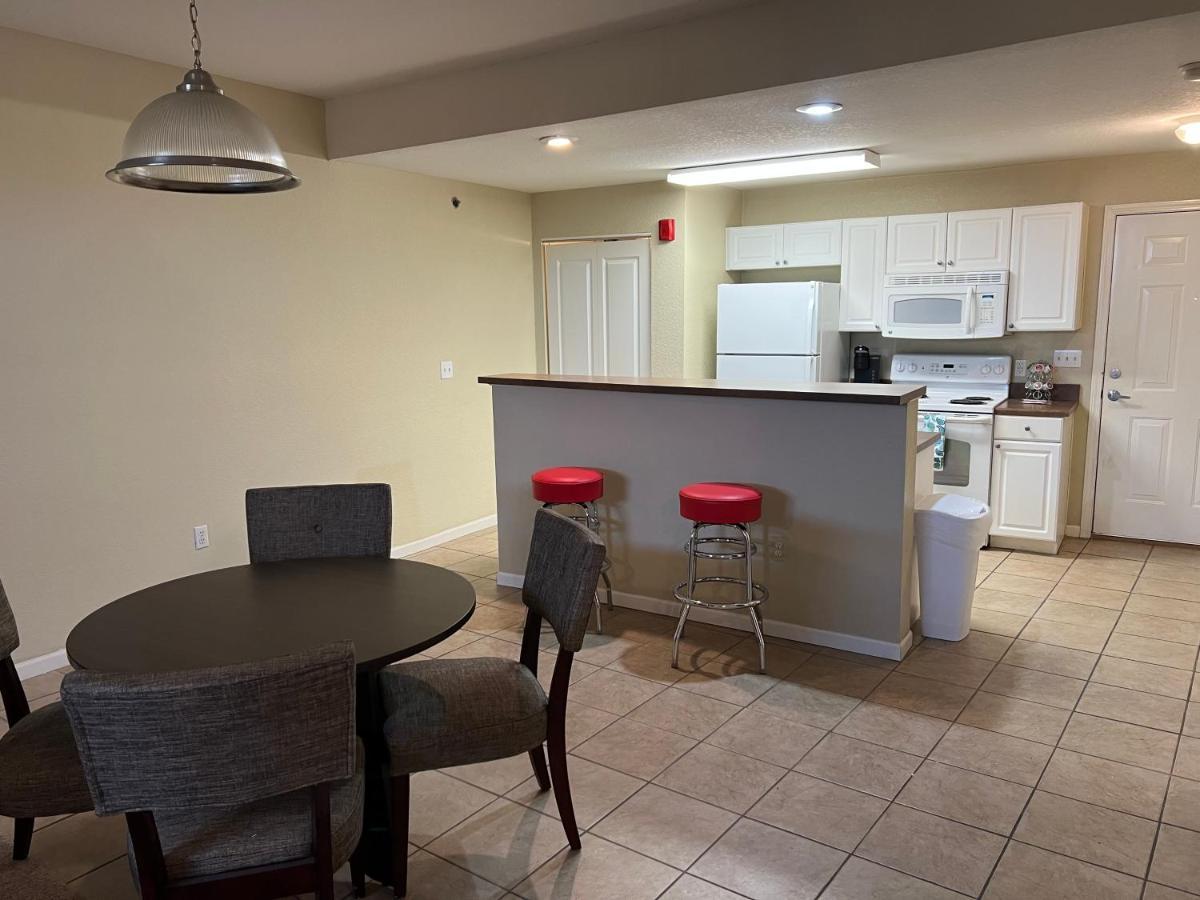 Washburn Hotel Suites Topeka Bagian luar foto